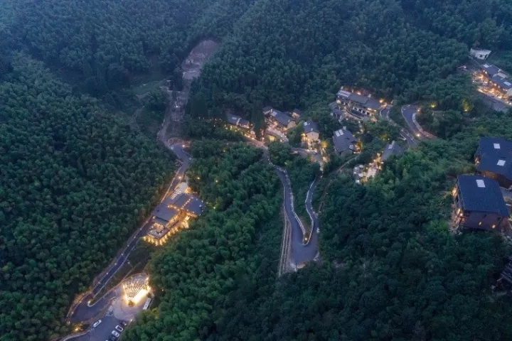 裸心堡采用了輕質結構、符合山地的吊腳樓結構