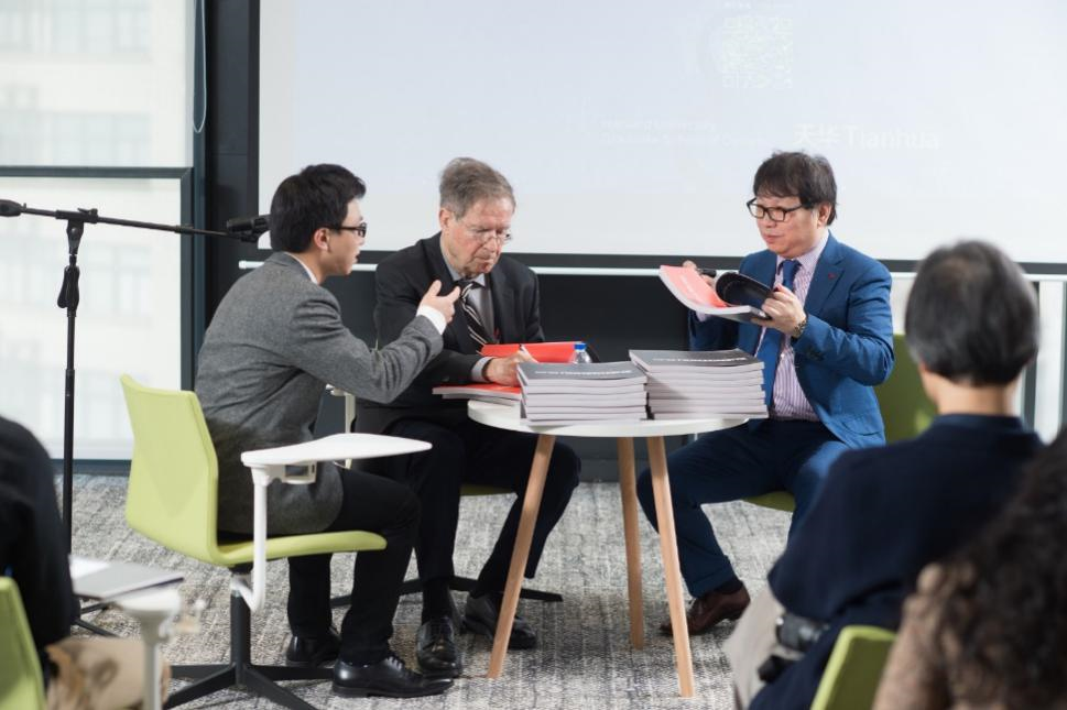哈佛布斯克茨教授、楊丁亮老師與天華集團總建筑師黃向明現(xiàn)場書籍簽發(fā)